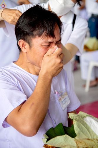 ภาพ No.230800:วันที่ 28 มิถุนายน พ.ศ. 2568 พิธีตัดปอยผมและปลงผม โครงการบวชพระนานาชาติ AEC & WAB รุ่นที่ 9 ณ วิหารคด 2 วัดพระธรรมกาย