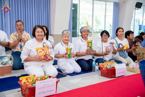 ภาพ No.218073:วันอาทิตย์ที่ 13 เมษายน พ.ศ. 2568 พิธีตักบาตรฉลองสามเณรใหม่ 75 รูป เนื่องในวันสงกรานต์ (โครงการบรรพชาสามเณรฟื้นฟูพระพุทธศาสนาทั่วไทย ประจำปีพุทธศักราช 2568) ณ ศูนย์ปฏิบัติธรรมระยอง(บ้านช่องลม) ตำบลบางบุตร อำเภอบ้านค่าย จังหวัดระยอง