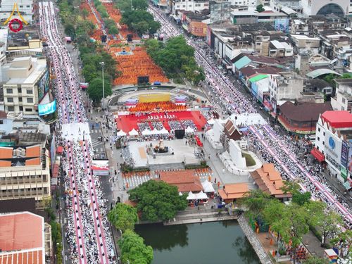 ภาพ No.210299:วันอาทิตย์ที่ 9 มีนาคม พ.ศ. 2568 พ่อเมืองโคราชจัดตักบาตรพระหมื่น ทำบุญเมือง 557 ปี