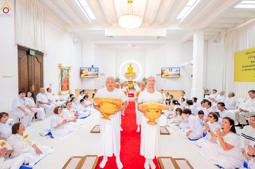 ภาพ No.252259:วันที่ 4-5 ตุลาคม พ.ศ. 2568  วัดพระธรรมกายแคลิฟอร์เนีย ประเทศสหรัฐอเมริกา ได้จัดพิธีตัดปอยผม โดยคณะสงฆ์ ญาติ ๆ และสาธุชน ให้กับนาคธรรมทายาท 8 ท่าน และได้จัดพิธีบรรพชา-อุปสมบท ฉลองพิธีทอดกฐินบรมจักรพรรดิ สร้างอุโบสถ 82 ปี บูชาธรรมหลวงพ่อธัมมชโย
