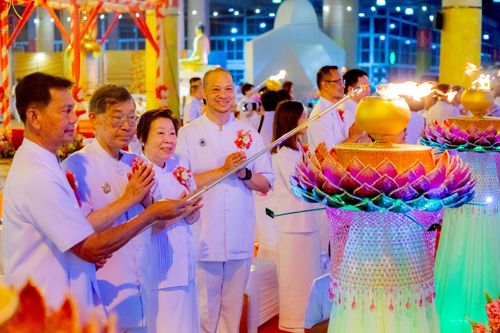 ภาพ No.223984:วันวิสาขบูชา วันอาทิตย์ที่ 11 พฤษภาคม พ.ศ. 2568 พิธีจุดวิสาขประทีป ,  พิธีเวียนประทักษิณรอบพระมหาธรรมกายเจดีย์ , พิธีฉลองชัยสวดมนต์บทธัมมจักกัปปวัตตนสูตร ครบ 7,357,000,000 จบ ณ มหารัตนวิหารคด วัดพระธรรมกาย