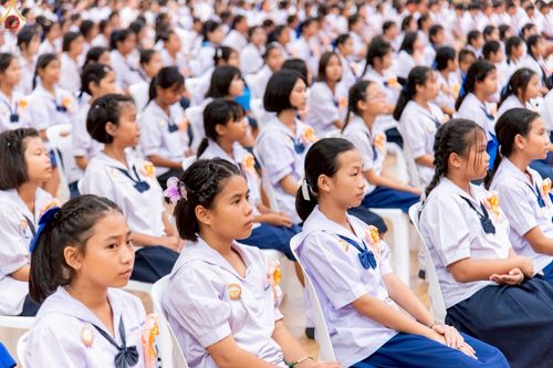 ภาพ No.245939:วันเสาร์ที่ 13 กันยายน พ.ศ. 2568 พิธีมอบผ้าไตรประธานกฐินสัมฤทธิ์เด็กดี V-Star ณ สภาธรรมกายสากล วัดพระธรรมกาย