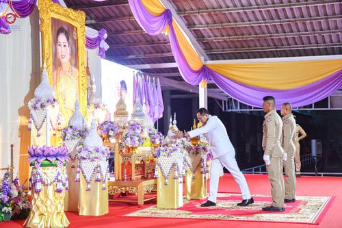 ภาพ No.138984:กิจกรรมเฉลิมพระเกียรติ สมเด็จพระนางเจ้าฯ พระบรมราชินี เนื่องในโอกาสวันเฉลิมพระชนมพรรษา พิธีเจริญพระพุทธมนต์ , ทำบุญตักบาตรพระสงฆ์ ถวายพระราชกุศล , พิธีถวายเครื่องราชสักการะ , และพิธีจุดเทียนถวายพระพรชัยมงคล วันที่ 3 มิถุนายน พ.ศ. 2567 ณ อาคารโถงช้าง วัดพ