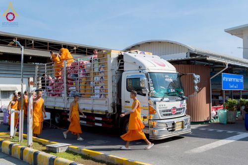 ภาพ No.273698:วันที่ 27 พฤศจิกายน พ.ศ. 2568 คณะศิษยานุศิษย์วัดพระธรรมกาย มูลนิธิธรรมกาย มอบอาหารและสิ่งของความช่วยเหลือให้พี่น้องชาวใต้ ผู้ประสบอุทกภัยน้ำท่วม