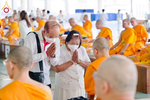 ภาพ No.198084:พิธีถวายภัตตาหารแด่พระภิกษุ สามเณร  บูชาธรรมคุณยายอาจารย์มหารัตนอุบาสิกาจันทร์ ขนนกยูง เนื่องในวาระวันคล้ายวันเกิดครบ 116 ปี วันอาทิตย์ที่ 19 มกราคม พ.ศ. 2568 ณ หอฉันคุณยายอาจารย์ฯ วัดพระธรรมกาย