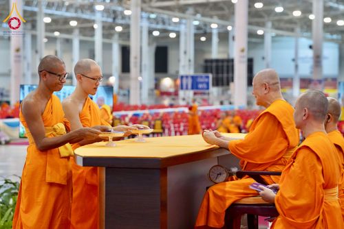 ภาพ No.237462:วันอาทิตย์ที่ 10 สิงหาคม พ.ศ.2568 พิธีมอบใบประกาศเกียรติคุณ โครงการสอบบาลี "ฉลองแชมป์" บูชาธรรม 80 ปี หลวงพ่อธัมมชโย ประจำปี 2568 และ พิธีมอบดวงแก้วสามเณรทรงบาลีไวยากรณ์ ณ สภาธรรมกายสากล วัดพระธรรมกาย ปทุมธานี