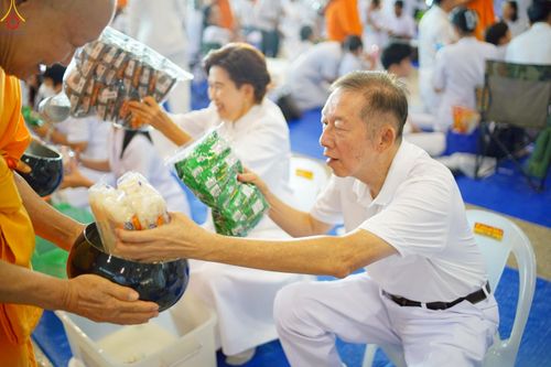 ภาพ No.227892:วันอาทิตย์ที่ 1 มิถุนายน พ.ศ. 2568 พิธีตักบาตร , พิธีบูชาข้าวพระ ณ วัดพระธรรมกาย จ.ปทุมธานี