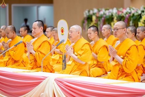 ภาพ No.228342:วันอาทิตย์ที่ 8 มิถุนายน พ.ศ. 2568 พิธีถวายทุนสนับสนุนพระไตรปิฎกฉบับธรรมชัย และอนุรักษ์คัมภีร์โบราณ ณ ห้องแก้วสารพัดนึก 2 วัดพระธรรมกาย