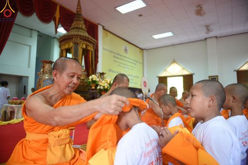 ภาพ No.135592:พิธีขอขมามอบผ้าไตร, พิธีบรรพชาสามเณร ในโครงการบรรพชาสามเณร ฟื้นฟูพระพุทธศาสนาทั่วไทย ณ วัดพระพุทธบาท ราชวรมหาวิหาร อ.พระพุทธบาท จ.สระบุรี วันที่ 6 เมษายน พ.ศ. 2567