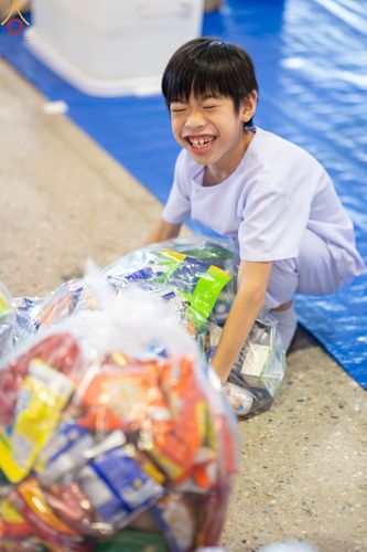 ภาพ No.89469:พิธีตักบาตร ข้าวสารอาหารแห้ง พิธีบูชาข้าวพระ และพิธีจุดเทียนใจ ไฟนิรันดร์  อนันตชัย ณ สภาธรรมกายสากล วัดพระธรรมกาย วันอาทิตย์ที่ 1 ตุลาคม พ.ศ. 2566