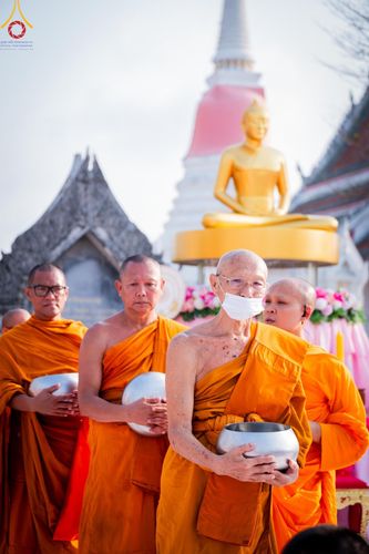 ภาพ No.58140:พิธีตักบาตรพระภิกษุและสามเณร 180 รูป ณ ลานองค์พระสมุทรเจดีย์ จ.สมุทรปราการ วันเสาร์ที่ 27 เมษายน พ.ศ. 2567
