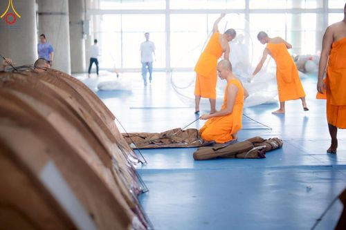 ภาพ No.218288:วันที่ 12-18 เมษายน พ.ศ. 2568 พระภิกษุและเจ้าหน้าที่อาสาสมัคร เตรียมพื้นที่ต้อนรับพักค้างพระสังฆาธิการ เนื่องในงานวันคุ้มครองโลก 22 เมษายน พ.ศ. 2568