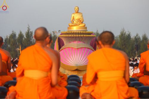 ภาพ No.201049:พิธีตักบาตรพระธรรมยาตรา ณ อนุสรณ์สถานลำดับที่ 5 สถานที่เผยแผ่วิชชาธรรมกายครั้งแรก อนุสรณ์สถานบางปลา วัดบางปลา อำเภอบางเลน จังหวัดนครปฐม ในโครงการธรรมยาตรา กตัญญูบูชา มหาปูชนียาจารย์ พระมงคลเทพมุนี(สด จนฺทสโร) พระผู้ปราบมาร อนุสรณ์สถาน 7 แห่ง ปีที่ 13