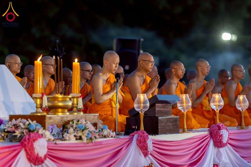 ภาพ No.250471:วันอังคารที่ 7 ตุลาคม พ.ศ. 2568 พิธีจุดประทีปบูชาพระรัตนตรัย ณ ลานธรรมปทุมรัตน์ธรรมเจดีย์ พุทธอุทยานนานาชาติ อ.โพนพิสัย จ.หนองคาย