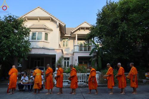 ภาพ No.136067:พระธรรมทายาท โครงการบวชพระนานาชาติ AEC & WAB ผู้บริหารรุ่นที่ 2 บิณฑบาต ณ หอฉันคุณยายอาจารย์ฯ เมืองแก้วมณี หมู่บ้านแก้วพุทธรักษา วันที่ 28 เมษายน พ.ศ. 2567