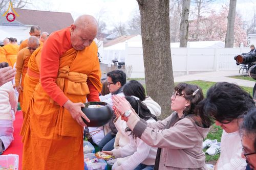 ภาพ No.62400:คณะศิษยานุศิษย์รวมใจสถาปนาและสมโภช ธรรมจักร เพื่ออัญเชิญประดิษฐาน ณ ยอดอุโบสถ 80 ปี หลวงพ่อธัมมชโย วัดพระธรรมกายนิวเจอร์ซี ประเทศสหรัฐอเมริกา  วันอาทิตย์ที่ 7 เมษายน พ.ศ. 2567