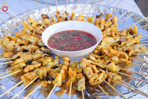 ภาพ No.106710:พิธีถวายภัตตาหารเป็นสังฆทาน แด่คณะพระธรรมยาตราฯ ในโครงการธรรมยาตรากตัญญูบูชา มหาปูชนียาจารย์ พระมงคลเทพมุนี(สด จนฺทสโร) พระผู้ปราบมาร อนุสรณ์สถาน 7 แห่ง ปีที่ 12 วันที่ 6 มกราคม พ.ศ. 2567 ณ อนุสรณ์สถานโลตัสแลนด์ จ.สุพรรณบุรี