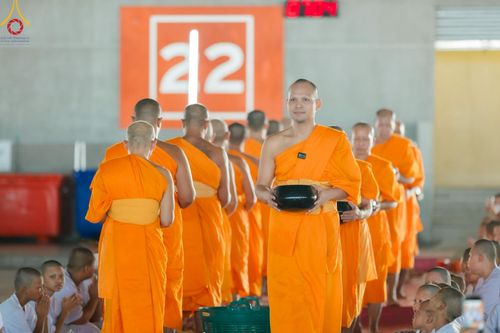 ภาพ No.214614:วันศุกร์ที่ 4 เมษายน พ.ศ.2568 นาคธรรมทายาทตักบาตรพระพี่เลี้ยง ในโครงการบรรพชาสามเณร ฟื้นฟูพระพุทธศาสนาทั่วไทย ณ วิหารคด 22 วัดพระธรรมกาย