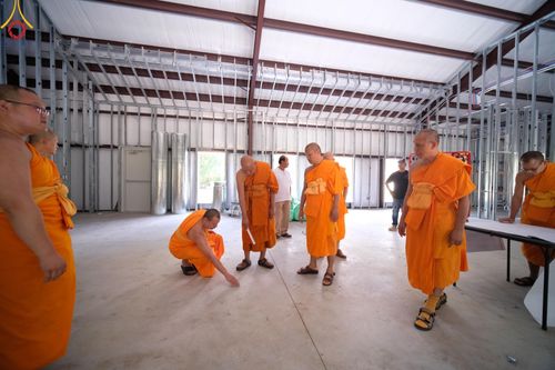 ภาพ No.142945:พิธีเจริญพระพุทธมนต์ โปรยรัตนชาติ เพื่อความเป็นสิริมงคล  ณ พื้นที่ก่อสร้างอาคารปฏิบัติธรรม “แก้วธรรมชัยรัตนอนันต์”  วัดพระธรรมกายเทนเนสซี ประเทศสหรัฐอเมริกา วันอังคารที่ 2 กรกฎาคม พ.ศ. 2567