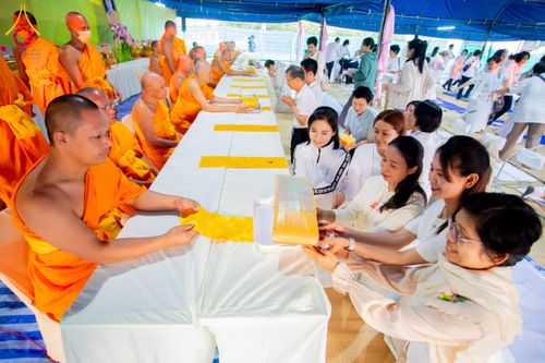 ภาพ No.191047:พิธีถวายภัตตาหารเป็นสังฆทาน แด่พระธรรมยาตรา ณ อนุสรณ์สถานคลองบางนางแท่น อ.สามพราน จ.นครปฐม ในโครงการธรรมยาตรา กตัญญูบูชา มหาปูชนียาจารย์ พระมงคลเทพมุนี(สด จนฺทสโร) พระผู้ปราบมาร อนุสรณ์สถาน 7 แห่ง ปีที่ 13 วันที่ 8 มกราคม พ.ศ. 2568