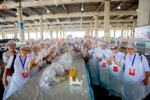 ภาพ No.219426:วันอังคารที่ 22 เมษายน พ.ศ. 2568 พิธีมอบปัจจัยช่วยเหลือครู 4 จังหวัดชายแดนภาคใต้ , พิธีกล่าวคำถวายอุปกรณ์ เพื่อเตรียมการต้อนรับคณะสงฆ์ฯ , พิธีกล่าวคำถวายภัตตาหารเป็นสังฆทาน , คณะสงฆ์ฉันภัตตาหารเพล  เนื่องในวันคุ้มครองโลก พิธีถวายมหาสังฆทานแด่คณะสงฆ์