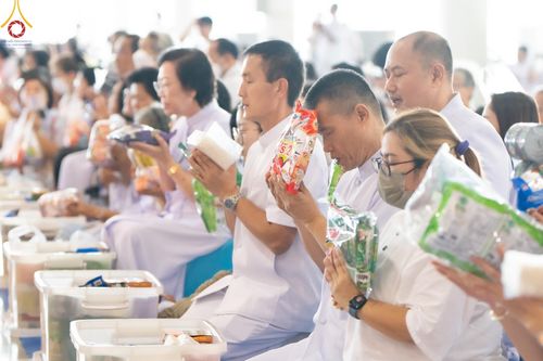 ภาพ No.136586:พิธีตักบาตร พิธีบูชาข้าวพระ ในวันอาทิตย์ต้นเดือนที่ 5 พฤษภาคม พ.ศ. 2567 ณ วัดพระธรรมกาย จ.ปทุมธานี