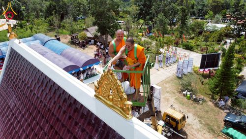 ภาพ No.255493:วันที่ 13 ตุลาคม พ.ศ. 2568 พิธีบรรจุพระบรมสารีริกธาตุ ผูกผ้า 7 สี เพื่อความเป็นสิริมงคล  และ ยกช่อฟ้า ประดิษฐานบนหลังคาอุโบสถวัดทุ่งเจริญธรรม ถวายบูชาธรรม 81 ปี หลวงพ่อธัมมชโย โดยคณะศิษยานุศิษย์ ณ วัดทุ่งเจริญธรรม อ.อมก๋อย จ.เชียงใหม่