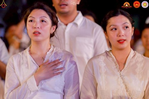 ภาพ No.224500:วันจันทร์ที่ 12 พฤษภาคม พ.ศ. 2568  ชาวพุทธในอินโดนีเซีย ร่วมฉลองวิสาขบูชาจุดประทีปกว่า 200,000 ดวง ณ พระมหาเจดีย์บรมพุทโธ  เจริญพุทธมนต์ถวาย “พระวชิรเกล้าเจ้าอยู่หัว”