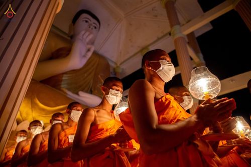 ภาพ No.76578:คณะสงฆ์และสามเณรบังกลาเทศ ปฎิบัติธรรมและจุดโคมประทีปถวายเป็นพุทธบูชา วันที่ 17 กุมภาพันธ์ พ.ศ. 2566