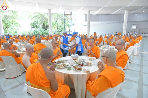 ภาพ No.143204:พิธีถวายภัตตาหารเพื่อเป็นกำลังแห่งการเข้าถึงธรรม ของพระภิกษุสามเณร วัดพระธรรมกาย วันเสาร์ที่ 6 กรกฏาคม พ.ศ. 2567 ณ หอฉันคุณยายอาจารย์ วัดพระธรรมกาย จ.ปทุมธานี