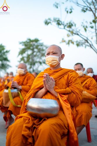 ภาพ No.101841:ตักบาตรพระ 10,000 รูป เติมบุญให้แผ่นดิน เนื่องในโอกาส 192 ปี จังหวัดกาญจนบุรี หนึ่งในโครงการตักบาตรพระ 2,000,000 รูป  77 จังหวัดทุกวัดทั่วไทย วันจันทร์ที่ 11 ธันวาคม พ.ศ. 2566 บริเวณถนนสองแคว (SKY WALK) เมืองกาญจนบุรี