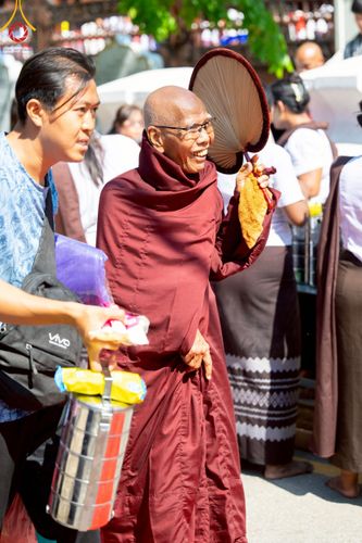 ภาพ No.220125:วันพุธที่ 16 เมษายน พ.ศ. 2568 วัดพระธรรมกายถวายมหาสังฆทาน มอบสิ่งของและทุนทรัพย์กว่า 4 ล้านบาท บรรเทาทุกข์ 181 วัดแผ่นดินไหวเมียนมา