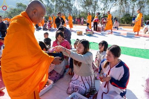 ภาพ No.125260:พิธีตักบาตรเนื่องในวันมาฆบูชา ณ สนามโรงเรียนบ้านนาเกียน  อำเภออมก๋อย จังหวัดเชียงใหม่ วันเสาร์ที่ ๒๔ กุมภาพันธ์ พ.ศ. ๒๕๖๗