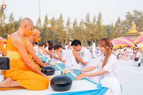 ภาพ No.110266:พิธีตักบาตรพระธรรมยาตราฯ ในโครงการธรรมยาตรากตัญญูบูชา มหาปูชนียาจารย์ พระมงคลเทพมุนี(สด จนฺทสโร) พระผู้ปราบมาร ปีที่ 12 ณ อนุสรณ์สถานลำดับที่ 2 สถานที่ตั้งมโนปณิธานบวชตลอดชีวิต อนุสรณ์สถานบางนางแท่น จ.นครปฐม วันที่ 11 มกราคม พ.ศ. 2567