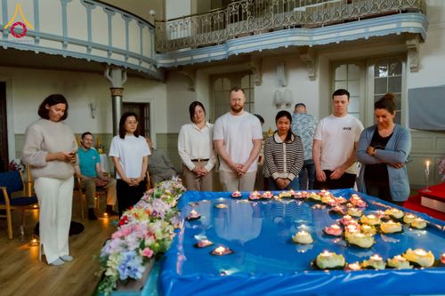 ภาพ No.232688:วันเสาร์ที่ 5 กรกฎาคม พ.ศ. 2568 Candlelight meditation & Vigil พิธีจุดเทียนให้สว่าง สู่ทางสงบ ณ วัดพระธรรมกายนอร์ธสวีเดน