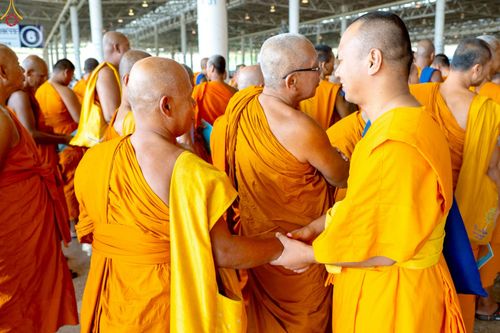 ภาพ No.235956:วันที่ 3 สิงหาคม พ.ศ. 2568 ภาพบรรยากาศ การต้อนรับปฎิสันถาร ของคณะสงฆ์ ในวันสมาธิโลก พิธีถวายมหาสังฆทาน 2,000 กว่าวัด ณ วัดพระธรรมกาย