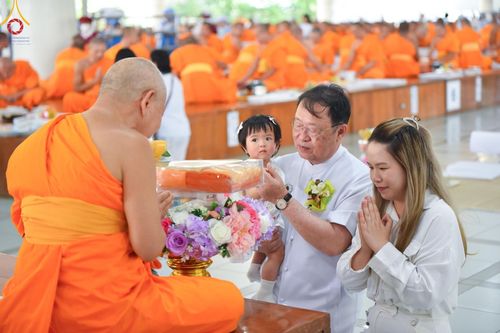 ภาพ No.147771:พิธีถวายภัตตาหารเมนูสวรรค์ ในพรรษาแห่งการเข้าถึงธรรม วันเสาร์ที่ 10 สิงหาคม พ.ศ. 2567 ณ หอฉันคุณยายอาจารย์ฯ วัดพระธรรมกาย