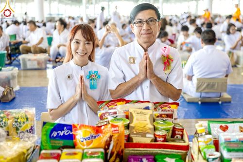 ภาพ No.221998:วันที่ 4 พฤษภาคม พ.ศ. 2568 พิธีตักบาตร เนื่องในวันอาทิตย์ต้นเดือน ณ บ้านแก้วเรือนทองคุณยายฯ วัดพระธรรมกาย