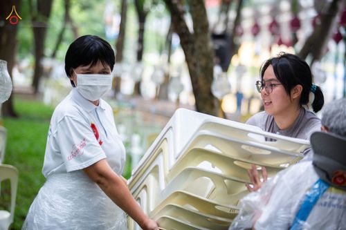 ภาพ No.88714:คณะสงฆ์ เจ้าหน้าที่ และสาธุชน ทุ่มเทแรงกายแรงใจเตรียมงาน เพื่องานวันครูผู้ค้นพบวิชชาธรรมกาย ตั้งแต่วันที่ 20 กันยายน พ.ศ. 2566