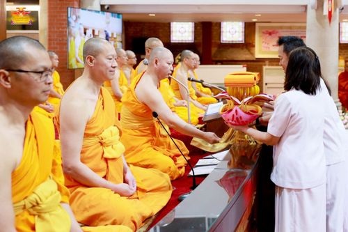 ภาพ No.169410:พิธีทอดกฐินสามัคคี เพื่อสนับสนุนการเผยแผ่พระพุทธศาสนาวิชชาธรรมกาย ณ วัดพระธรรมกายลอนดอน สหราชอาณาจักร วันอาทิตย์ที่ 20 ตุลาคม พ.ศ. 2567