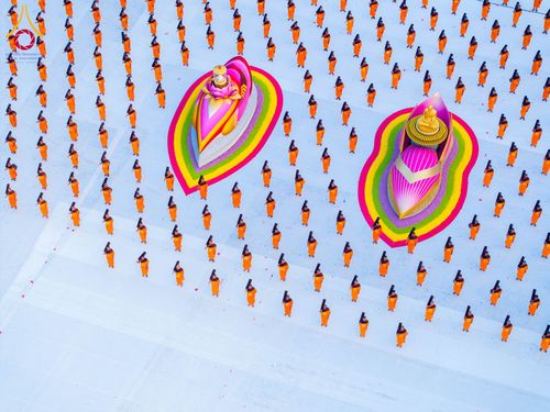 ภาพ No.191709:พระธรรมยาตราปฏิบัติธรรม และถ่ายภาพหมู่ประวัติศาสตร์ ณ อนุสรณ์สถานคลองบางนางแท่น อ.สามพราน จ.นครปฐม ในโครงการธรรมยาตรา กตัญญูบูชา มหาปูชนียาจารย์ พระมงคลเทพมุนี(สด จนฺทสโร) พระผู้ปราบมาร อนุสรณ์สถาน 7 แห่ง ปีที่ 13 วันที่ 8 มกราคม พ.ศ. 2568