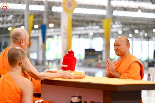 ภาพ No.153218:พิธีมุทิตาสักการะ พระภิกษุ-สามเณร ผู้สอบไล่ได้เปรียญธรรม ประโยค 1-2 ถึงประโยค ป.ธ.9 และบาลีศึกษา ประโยค1-2 ถึง บ.ศ.9 , พิธีมอบดวงแก้วสามเณรผู้ทรงบาลีไวยากรณ์ วัดพระธรรมกาย และ ศูนย์ส่งเสริมศีลธรรมในประเทศและต่างประเทศ วันอาทิตย์ที่ 8 กันยายน พ.ศ.2567