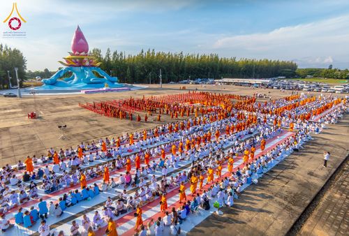 ภาพ No.250562:วันพุธที่ 8 ตุลาคม พ.ศ. 2568 พิธีตักบาตรเทโวโรหณะ ณ ลานธรรมปทุมรัตน์ธรรมเจดีย์ พุทธอุทยานนานาชาติ อ.โพนพิสัย จ.หนองคาย