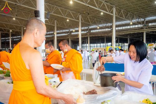ภาพ No.202326:พิธีถวายภัตตาหารเป็นสังฆทาน แด่พระธรรมยาตรา ณ วัดพระธรรมกาย ตำบลคลองสาม อำเภอคลองหลวง จังหวัดปทุมธานี ในโครงการธรรมยาตรา กตัญญูบูชา มหาปูชนียาจารย์ พระมงคลเทพมุนี(สด จนฺทสโร) พระผู้ปราบมาร อนุสรณ์สถาน 7 แห่ง ปีที่ 13 วันที่ 27 มกราคม พ.ศ. 2568