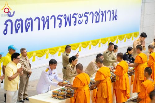ภาพ No.208806:พระบาทสมเด็จพระเจ้าอยู่หัวทรงพระกรุณาโปรดเกล้าฯ พระราชทานภัตตาหารพระราชทาน แด่พระภิกษุ สามเณร ในการสอบบาลีสนามหลวง ณ วัดพระธรรมกาย วันที่ 22 กุมภาพันธ์ พ.ศ. 2568 ณ วัดพระธรรมกาย อำเภอคลองหลวง จังหวัดปทุมธานี