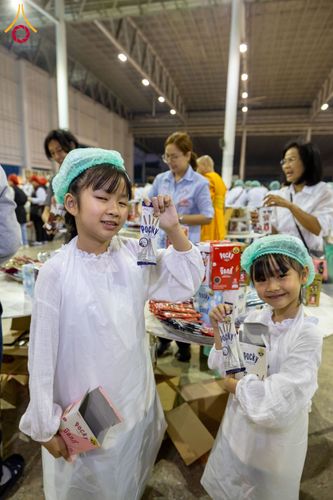 ภาพ No.204311:พิธีถวายภัตตาหารเป็นสังฆทาน แด่พระธรรมยาตรา ณ วัดพระธรรมกาย ตำบลคลองสาม อำเภอคลองหลวง จังหวัดปทุมธานี ในโครงการธรรมยาตรา กตัญญูบูชา มหาปูชนียาจารย์ พระมงคลเทพมุนี(สด จนฺทสโร) พระผู้ปราบมาร อนุสรณ์สถาน 7 แห่ง ปีที่ 13 วันที่ 31 มกราคม พ.ศ. 2568