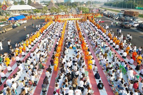 ภาพ No.180441:พิธีตักบาตรพระ ๑,๐๐๐ รูป ฉลองเมืองลำปาง ๑,๓๔๔ ปี วันเสาร์ที่ ๗ ธันวาคม พ.ศ. ๒๕๖๗ ณ ลานพระบรมราชานุสาวรีย์ พระนเรศวรมหาราช อ.เกาะคา จ.ลำปาง