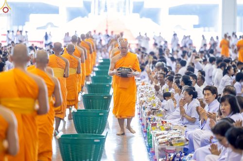 ภาพ No.243500:วันที่ 7 กันยายน พ.ศ. 2568 พิธีตักบาตร ข้าวสารอาหารแห้ง ในวันครูผู้ค้นพบวิชชาธรรมกาย ณ บ้านแก้วเรือนทองคุณยายฯ สภาธรรมกายสากล วัดพระธรรมกาย