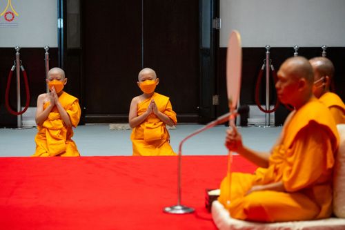 ภาพ No.84231:พิธีขอบรรพชา , พิธีขอสรณคมน์และศีล ,  พิธีรับบาตร , พิธีอุปสมบท ในโครงการบรรพชาอุปสมบทหมู่ธรรมทายาทรุ่นเข้าพรรษา และโครงการบรรพชาสามเณรโรงเรียนนานาชาติ รุ่นที่ 12 ณ โบสถ์พระไตรปิฎก วัดพระธรรมกาย วันที่ 22 กรกฎาคม พ.ศ. 2566