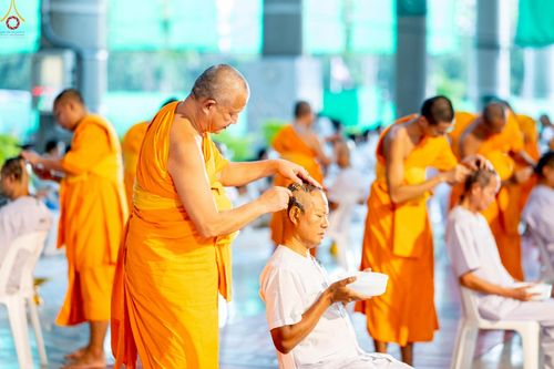 ภาพ No.242977:วันที่ 31 สิงหาคม พ.ศ. 2568 พิธีตัดปอยผมและปลงผม โครงการอุปสมบทหมู่บูชาธรรม ครบรอบ 108 ปี วันครูผู้ค้นพบวิชชาธรรมกาย ณ วัดพระธรรมกาย